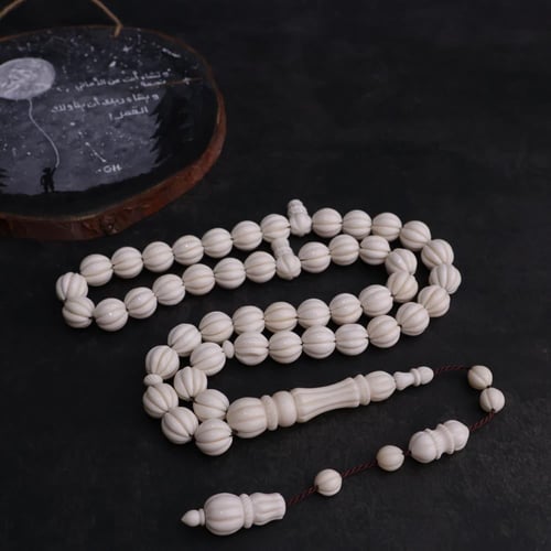 سبحة عظم جمل شاهد منقوش