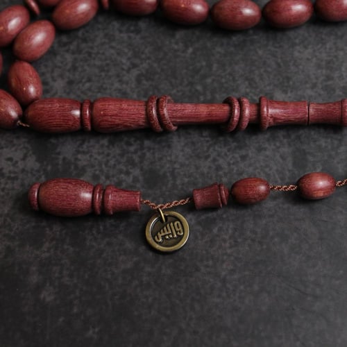 مسبحة من خشب الورد الأرجواني