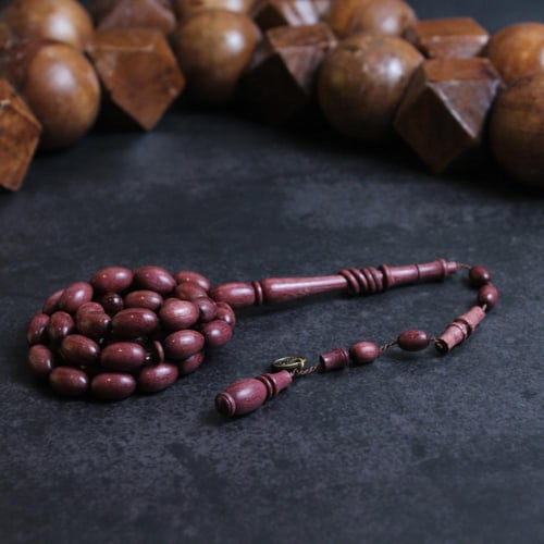 مسبحة من خشب الورد الأرجواني