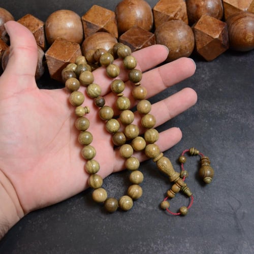 سبحة من خشب البلسنك العطري