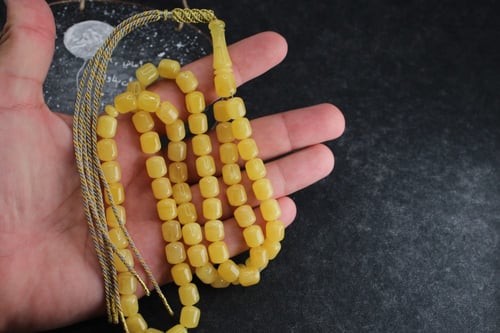 سبحة كهرمان طبيعي مميز