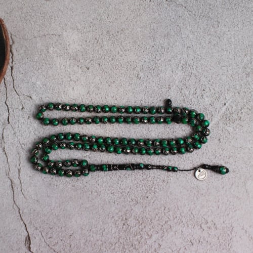 سبحة يسر مطعم بحجر الملاكايت