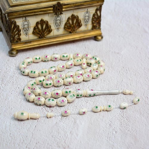 قطعة فاخرة من الفيل مطعم بالزمرد و الياقوت