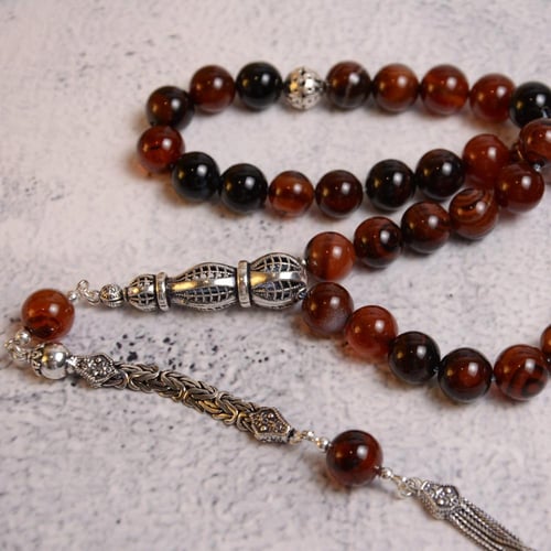 سبحة من العقيق وتملكية فضة