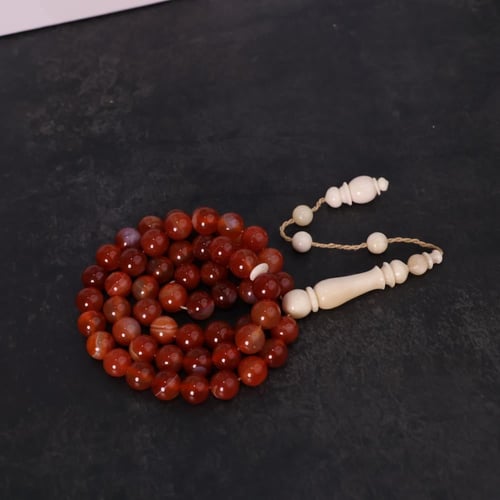 عقيق أحمر مع عظم الجمل