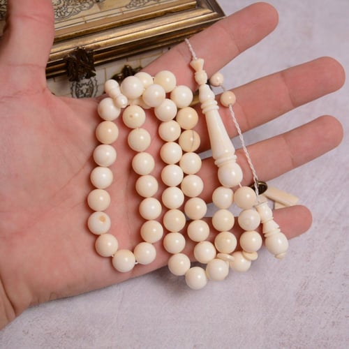 سبحة من أسنان فرس النهر