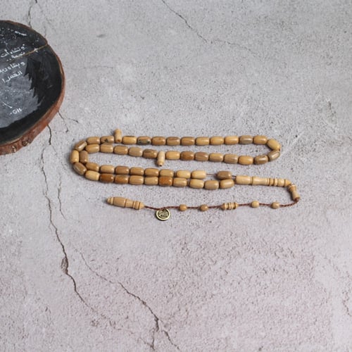 سبحة مميزة من ناب الماموث المنقرض