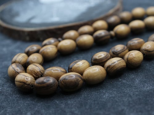 سبحة من خشب العود الطبيعي