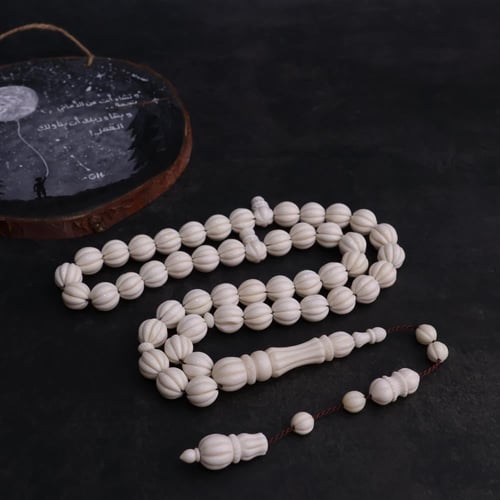 سبحة عظم جمل شاهد منقوش