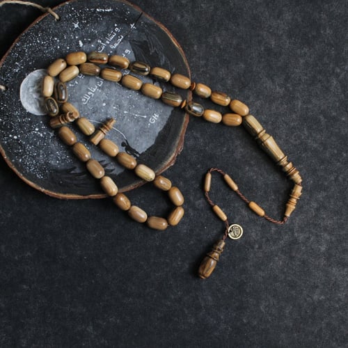 سبحة مميزة من ناب الماموث المنقرض