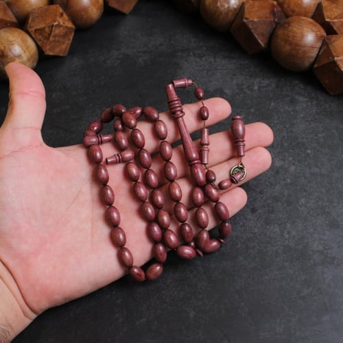 مسبحة من خشب الورد الأرجواني