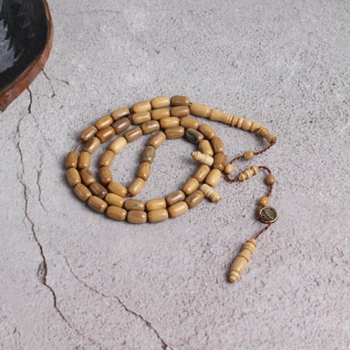 سبحة مميزة من ناب الماموث المنقرض