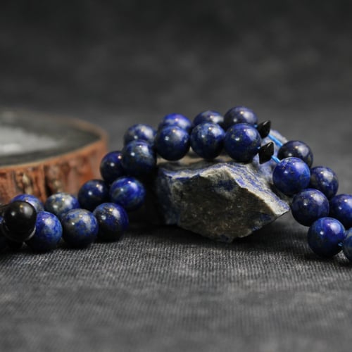 سبحة من حجر اللازورد وخشب الأبانوس