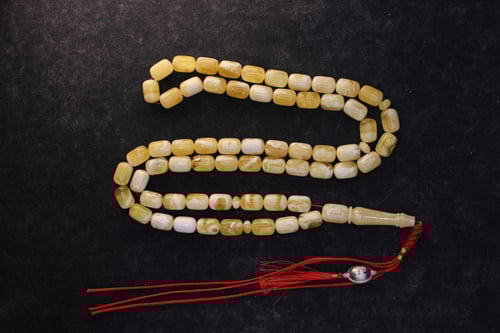 سبحة استثنائية من الكهرمان لوقو