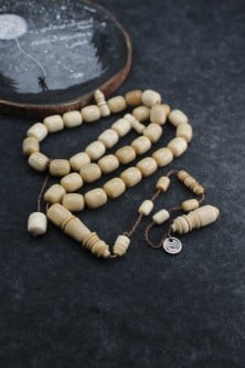 سبحة مميزة من ناب الماموث المنقرض