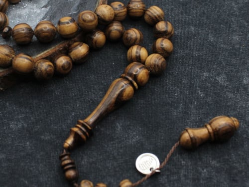 سبحة من خشب العود الطبيعي