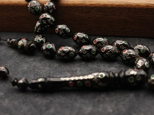 سبحة ظهر سلحفاة مع زمرد وياقوت