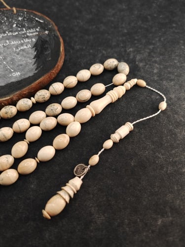 سبحة مميزة من ناب الماموث المنقرض