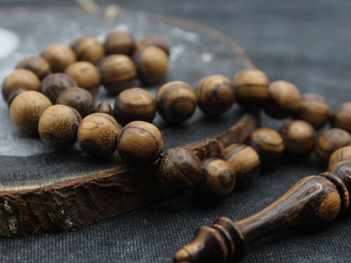 سبحة من خشب العود الطبيعي