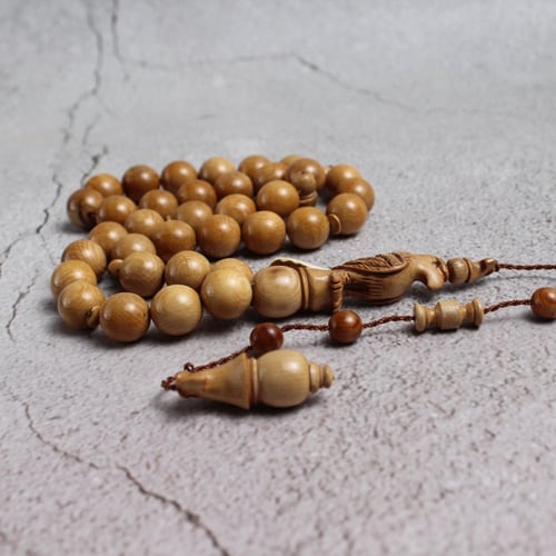 سبحة ناب ماموث شاهد منقوش نسر