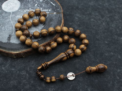 سبحة من خشب العود الطبيعي