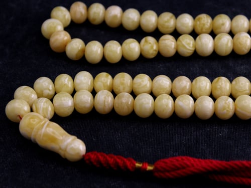 سبحة استثنائية من الكهرمان