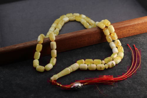 سبحة استثنائية من الكهرمان لوقو