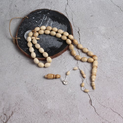 سبحة مميزة من ناب الماموث المنقرض