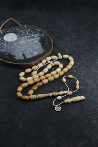 سبحة مميزة من ناب الماموث المنقرض