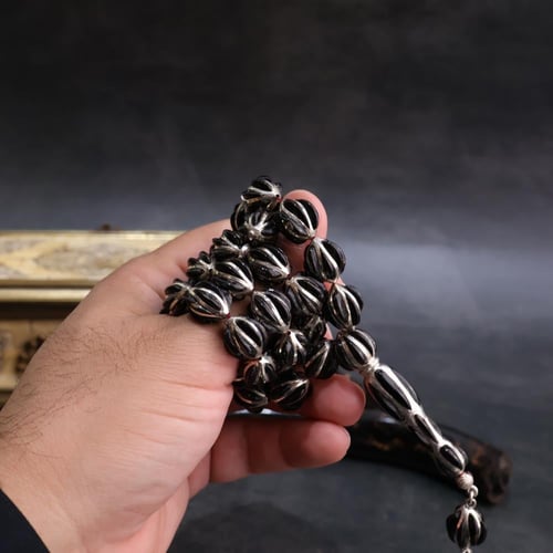 تحفة من الفضة والمرجان الأسود