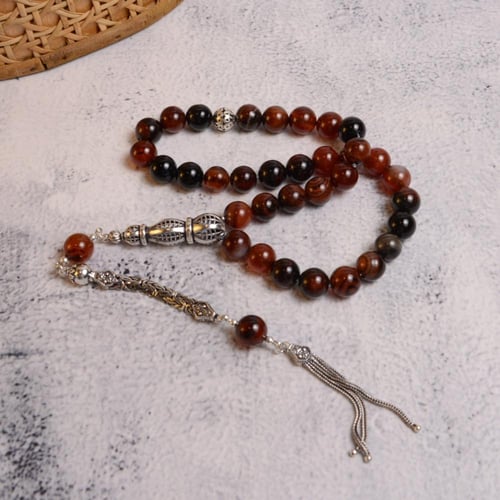 سبحة من العقيق وتملكية فضة