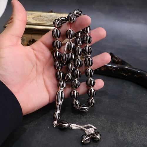 تحفة من الفضة والمرجان الأسود