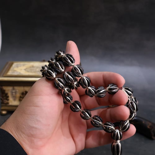 تحفة من الفضة والمرجان الأسود