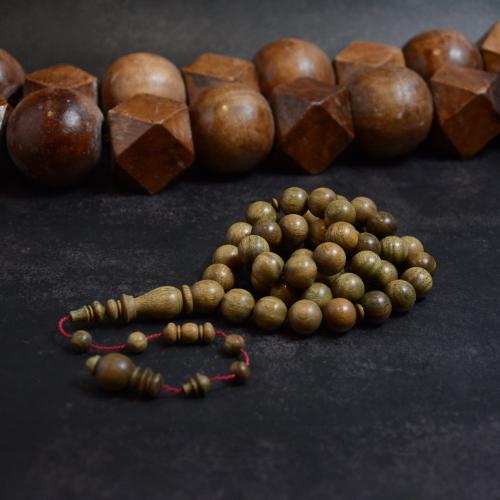 سبحة من خشب البلسنك العطري