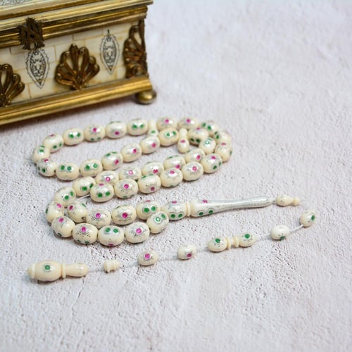 قطعة فاخرة من الفيل مطعم بالزمرد و الياقوت