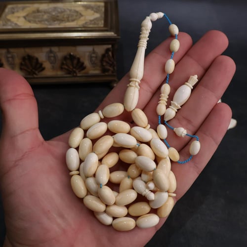 سبحة من ناب الحوت ( العنبر )