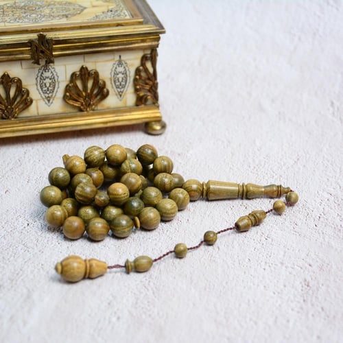 سبحة من خشب البلسنك العطري