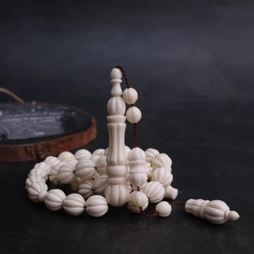 سبحة عظم جمل شاهد منقوش