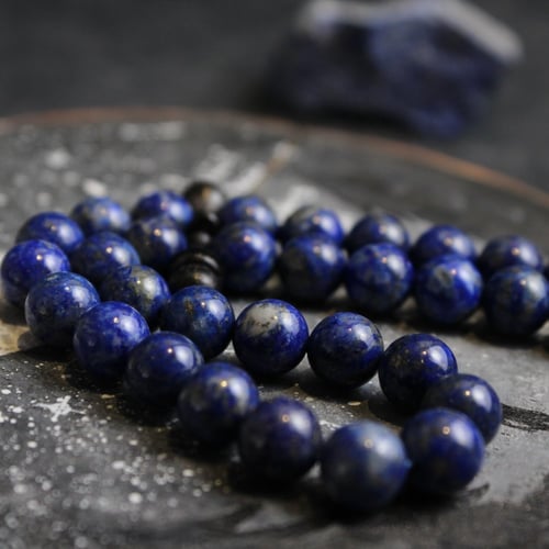 سبحة من حجر اللازورد وخشب الأبانوس