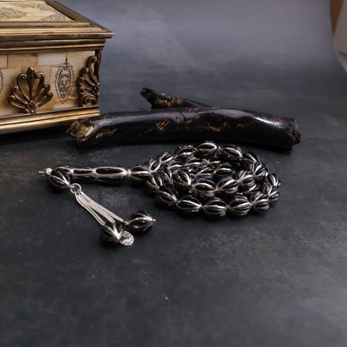 تحفة من الفضة والمرجان الأسود