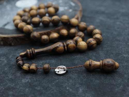 سبحة من خشب العود الطبيعي