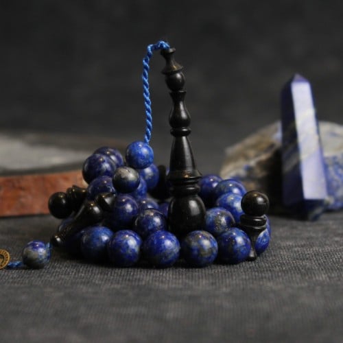 سبحة من حجر اللازورد وخشب الأبانوس