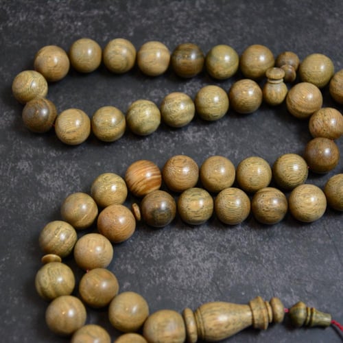 سبحة من خشب البلسنك العطري