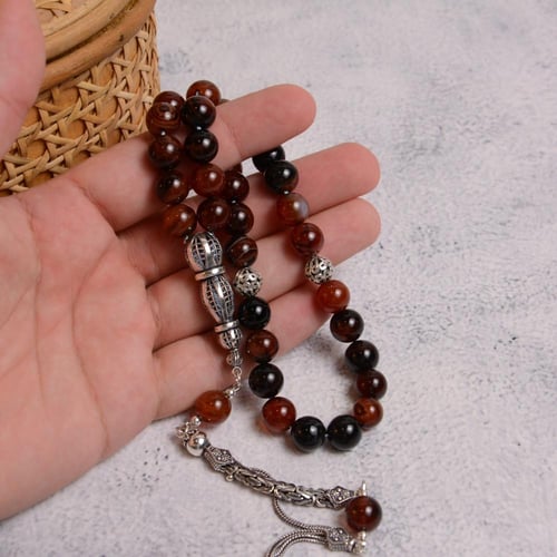 سبحة من العقيق وتملكية فضة