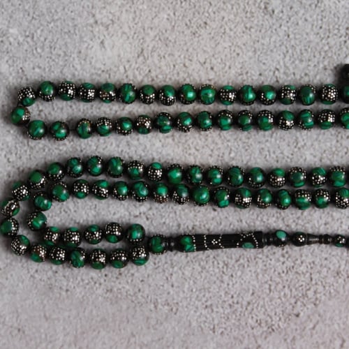 سبحة يسر مطعم بحجر الملاكايت