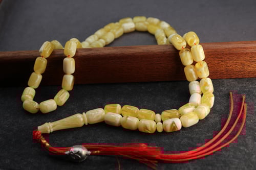 سبحة استثنائية من الكهرمان لوقو