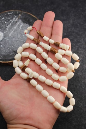 سبحة عظم جمل مع كوك منقوش