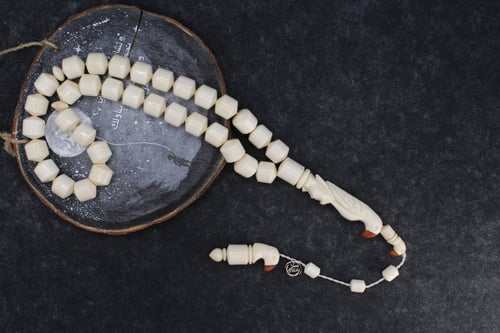 سبحة عاج شاهد نقش ببغاء