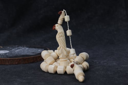 سبحة عاج شاهد نقش ببغاء