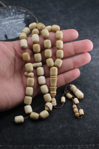 سبحة مميزة من ناب الماموث المنقرض